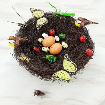 Velykų rotango rankų darbo paukščių lizdą paukštis lizdą dekoravimas ornamentais putų paukščių kiaušinių putpelių kiaušinių kiaušinių nuotrauka rekvizitai 